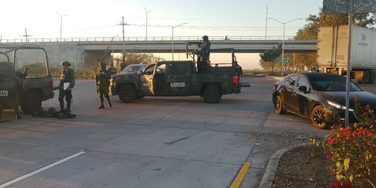 Heridos tres militares en choque de unidad oficial y auto compacto