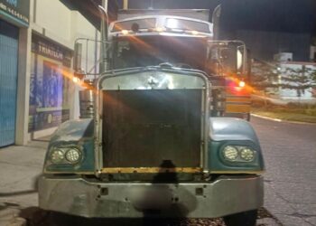 Aseguran policías municipales tráiler que horas antes había sido robado