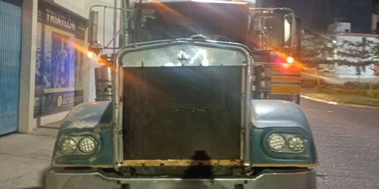 Aseguran policías municipales tráiler que horas antes había sido robado