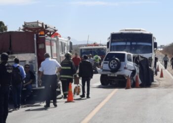 Camión de transporte invade el carril contrario y mata a vecino de Villa Satélite