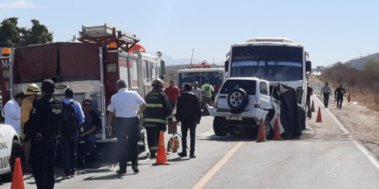 Camión de transporte invade el carril contrario y mata a vecino de Villa Satélite