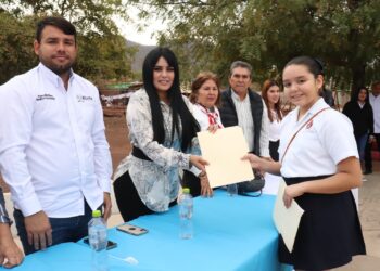 Ana Karen Val atiende peticiones en escuelas de Elota