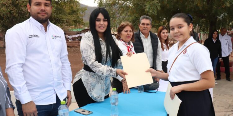 Ana Karen Val atiende peticiones en escuelas de Elota