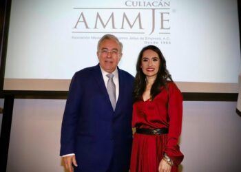 Rocha toma protesta a nueva presidenta de AMMJE Culiacán