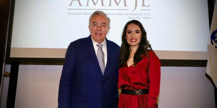 Rocha toma protesta a nueva presidenta de AMMJE Culiacán