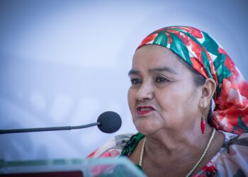 Petra Leyva González, de la etnia Rarámuri, recibe la medalla “Agustina Ramírez”