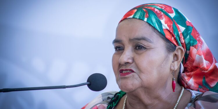 Petra Leyva González, de la etnia Rarámuri, recibe la medalla “Agustina Ramírez”