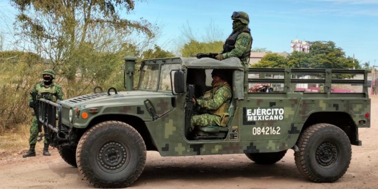 Catean casa en Angostura y aseguran metenfetamina sólida y liquida