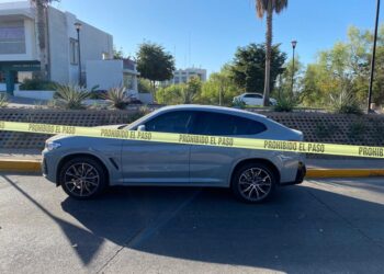 Balean a mujer que conducía una camioneta BMW en la colonia Chapultepec