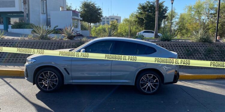 Balean a mujer que conducía una camioneta BMW en la colonia Chapultepec