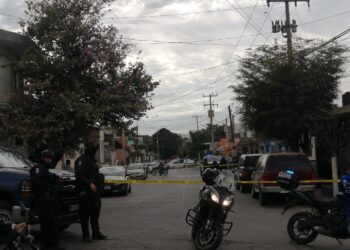 Atacan a balazos a un joven al intentar despojarlo de su vehículo