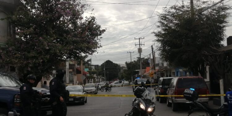 Atacan a balazos a un joven al intentar despojarlo de su vehículo