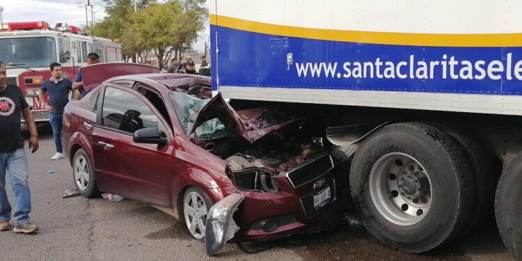 Choque deja una mujer lesionada