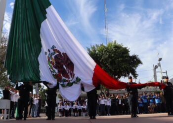 Alcalde de Badiraguato encabeza izamiento de bandera conmemorativo por el Día de la Bandera