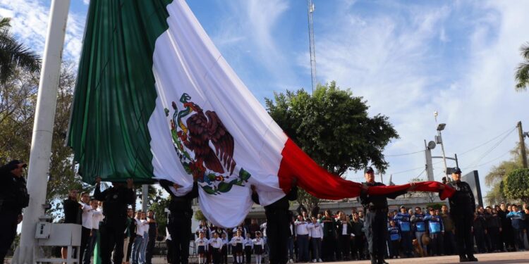 Alcalde de Badiraguato encabeza izamiento de bandera conmemorativo por el Día de la Bandera