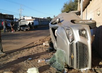 Circulaban en sentido contrario hasta que chocaron y se volcaron