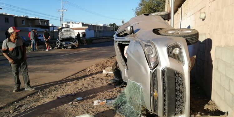 Circulaban en sentido contrario hasta que chocaron y se volcaron