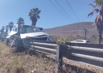 Casi muere al estrellarse contra barandal de la Internacional