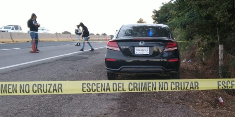 Hallan a un hombre asesinado dentro de un auto en Navolato