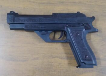 Arrestan a sujeto que asalto un comercio con una pistola de plástico