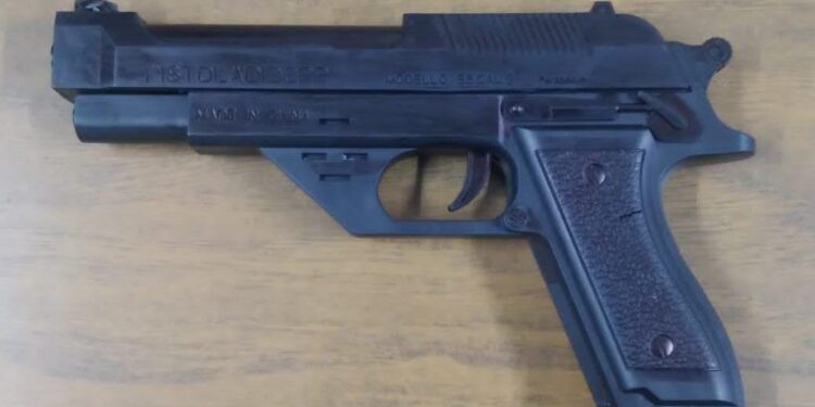 Arrestan a sujeto que asalto un comercio con una pistola de plástico