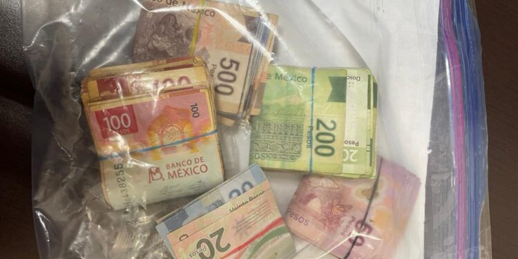 Hermanos son detenidos tras despojar un camión repartidor y robar casi 27 mil pesos en efectivo