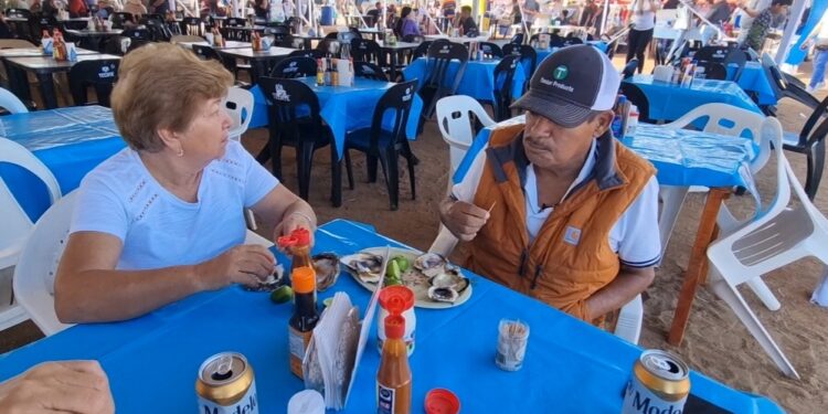 ¡Riquísimos! Todo un éxito la Feria del Ostión en Celestino Gazca, Elota