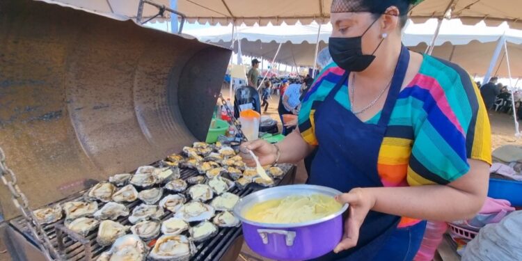 ¡Riquísimos! Todo un éxito la Feria del Ostión en Celestino Gazca, Elota