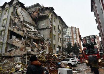 Mueren 2 mil 300 personas en terremoto en Turquía y Siria