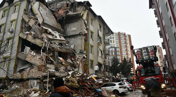 Mueren 2 mil 300 personas en terremoto en Turquía y Siria