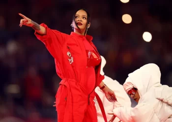 Rihanna sorprende en Medio Tiempo del Super Bowl… sin invitados; ¿anuncia embarazo?