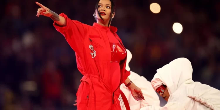 Rihanna sorprende en Medio Tiempo del Super Bowl… sin invitados; ¿anuncia embarazo?