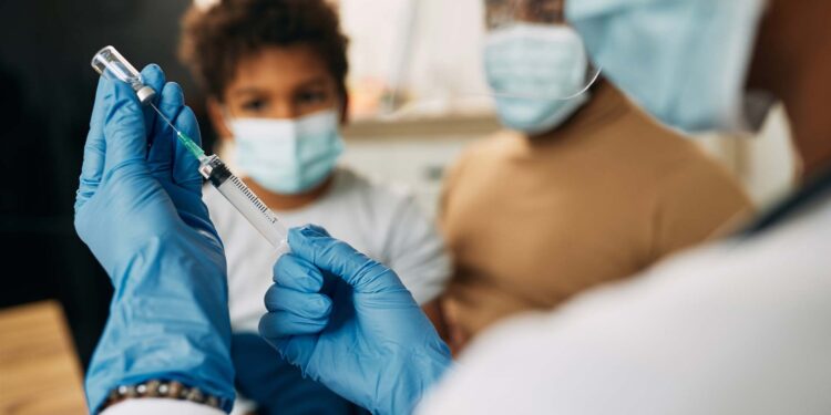 ¡Atención papás! A partir de mañana aplicarán la dosis contra el Covid-19 a niños de 5 a 11 años