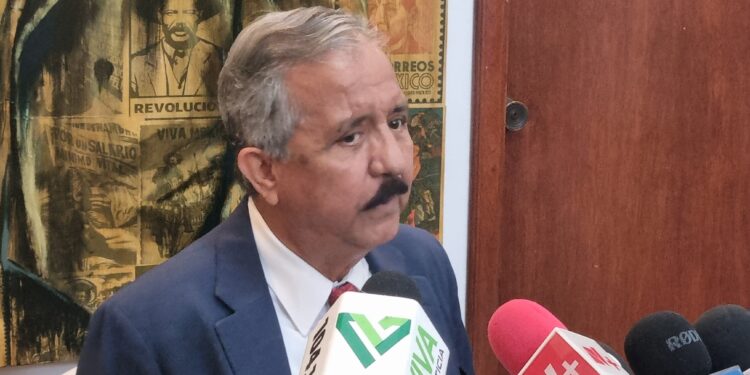 Estrada Ferreiro reaparece con amparo en mano, exige su reinstalación