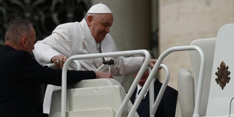 “Mejora” la salud del Papa Francisco