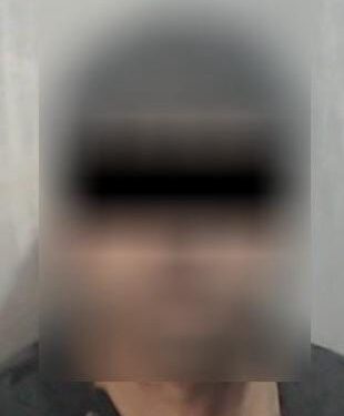 Le hacen una revición y resulta que lo buscan por robacarros