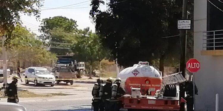 Arde pipa en Las Estancias y provoca la evacuación de vecinos