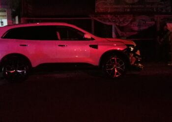 Joven conductor intenta ganarle al tren y resulta lesionado leve