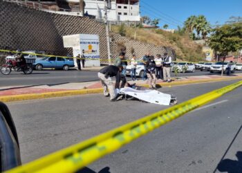 Muere policía al chocar contra un poste de metal en Colinas de San Miguel
