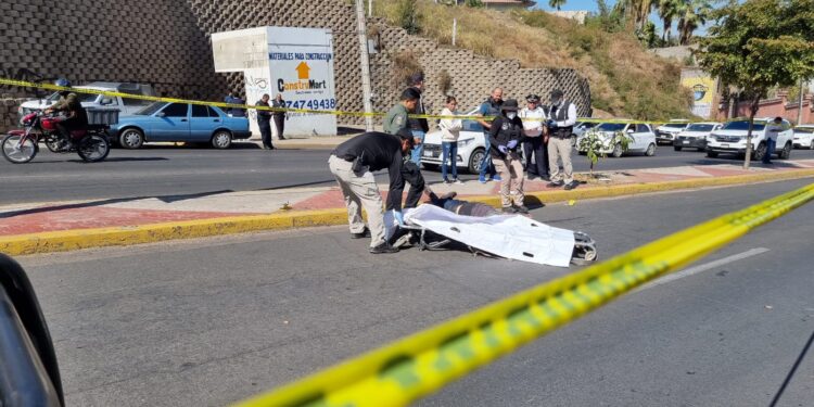 Muere policía al chocar contra un poste de metal en Colinas de San Miguel