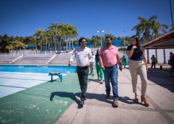 Juan de Dios Gámez supervisa trabajos de revitalización del Parque Culiacán