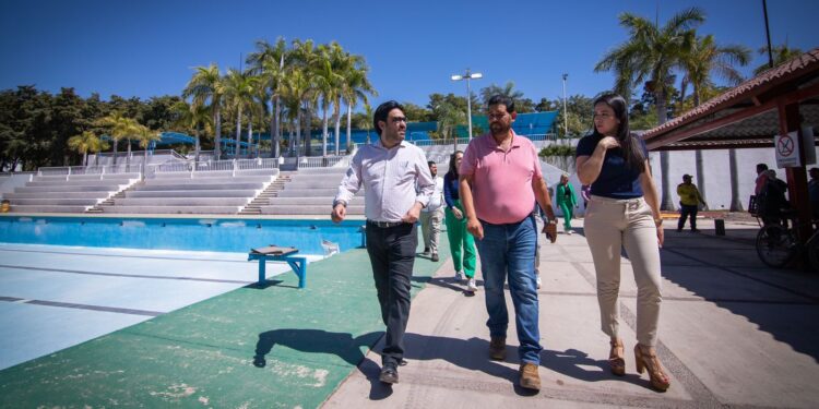 Juan de Dios Gámez supervisa trabajos de revitalización del Parque Culiacán