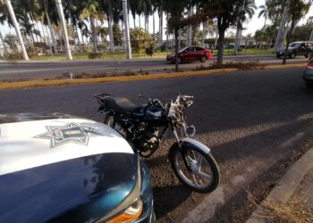 Pareja herida al chocar su moto contra un auto en Rincón del Valle