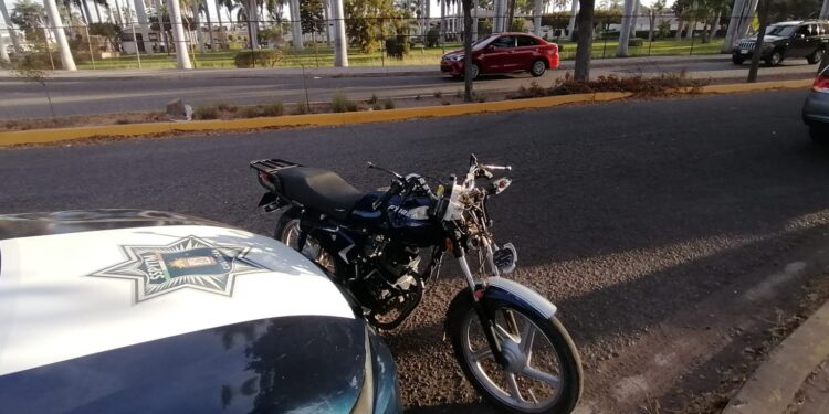 Pareja herida al chocar su moto contra un auto en Rincón del Valle