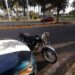 Pareja herida al chocar su moto contra un auto en Rincón del Valle
