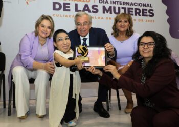 Entrega Rocha reconocimientos a mujeres destacadas de Sinaloa