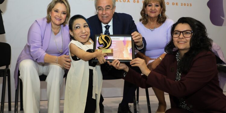 Entrega Rocha reconocimientos a mujeres destacadas de Sinaloa