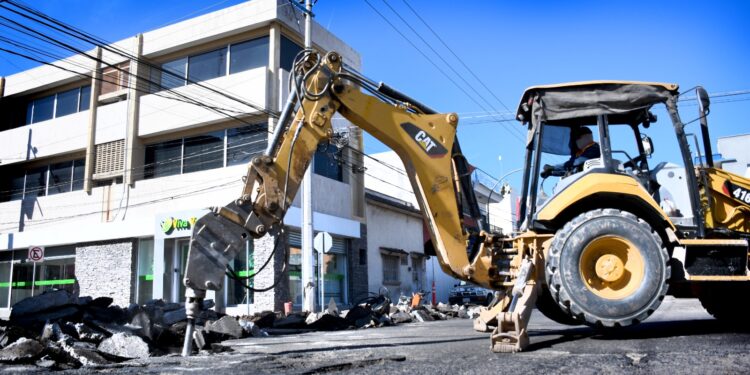 Realizan trabajos de rehabilitación con concreto hidráulico sobre la calle Zaragoza