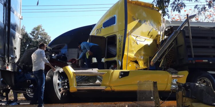 Carambola de tres trailers moviliza a cuerpos de auxilio y seguridad