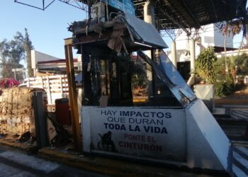 Tráiler cargado de cartón causa daños y congestionamiento en la caseta de cobro de la Maxipista